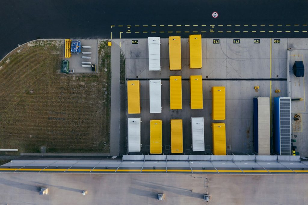 Vue aérienne de conteneurs à quai sur une plateforme logistique