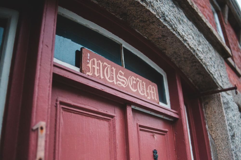 Petite enseigne discrète au-dessus d’une porte d’entrée en brique