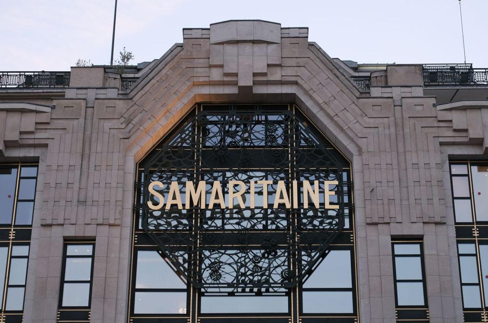 Façade Art Deco historique de la Samaritaine à Paris au crépuscule