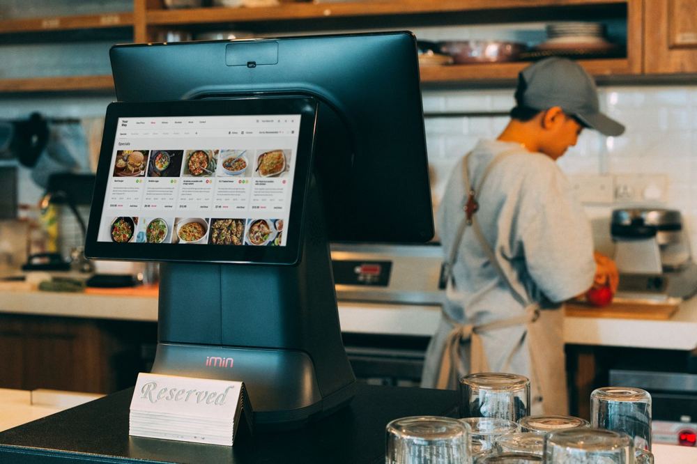 Écran tactile de système de commande utilisé en cuisine de restaurant