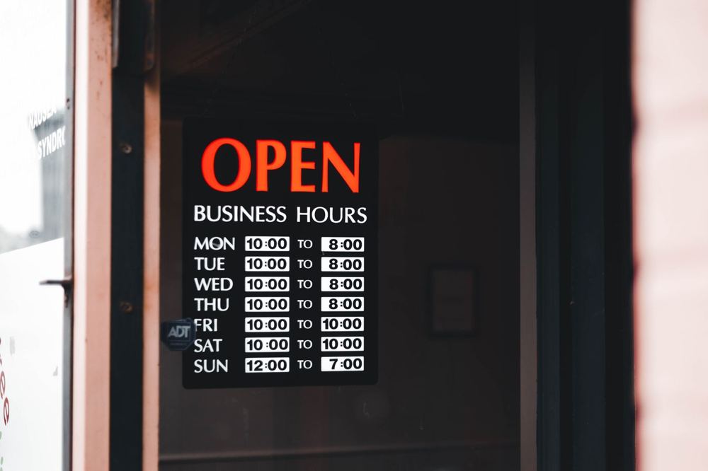 Panneau indiquant les horaires d’ouverture affiché en vitrine
