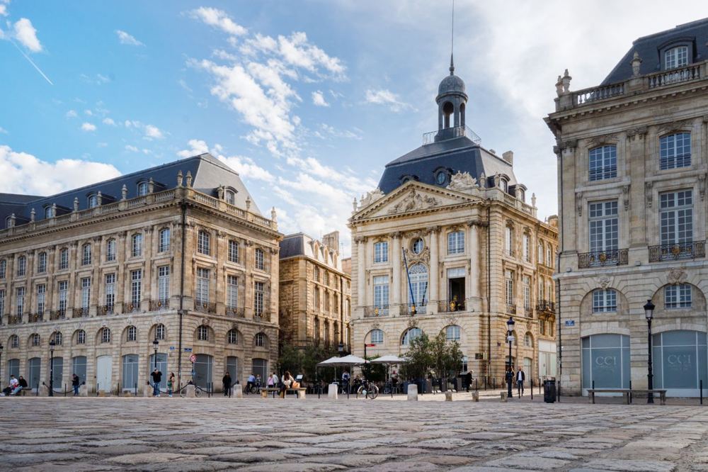 Vue de la place de la Bourse avec architecture classique à Bordeaux