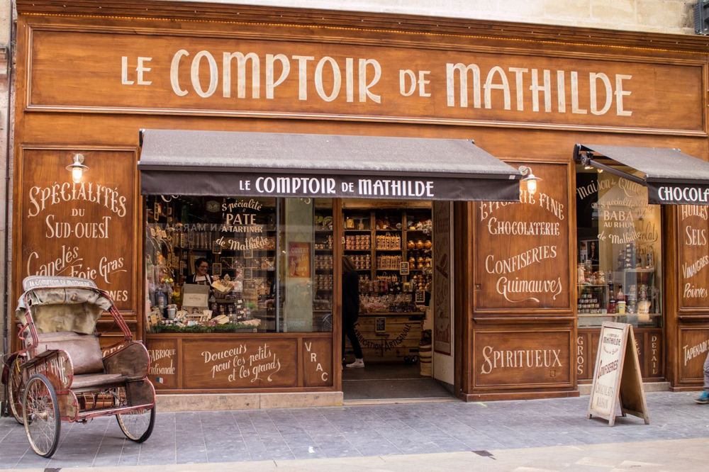 Devanture traditionnelle d’un commerce à Bordeaux