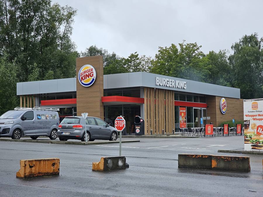Façade de restaurant Burger King avec enseigne lumineuse extérieure