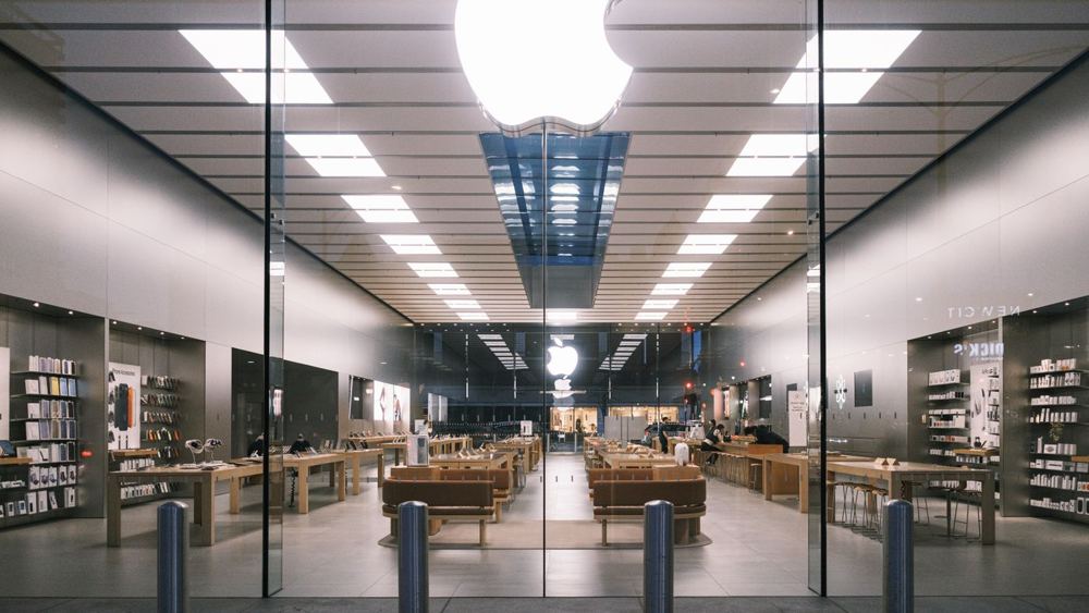 Intérieur moderne et minimaliste d’un magasin de technologie