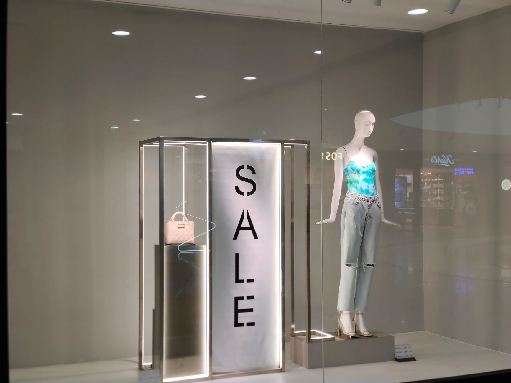 Comment une vitrine rénovée peut propulser votre commerce à Passage ?