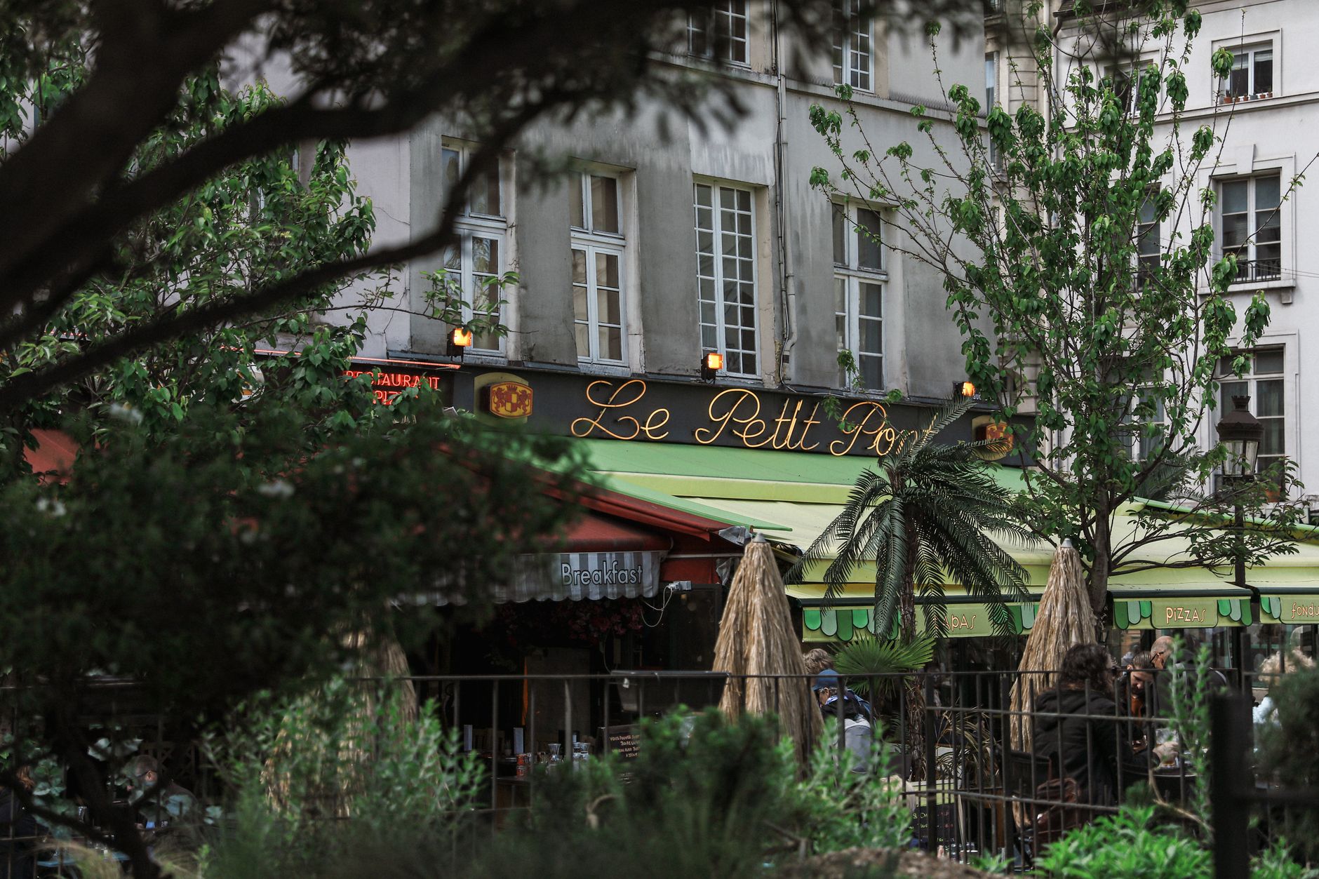 Exonérations pour petits commerces : une bouffée d'air face à la taxe sur la publicité extérieure à Pézenas