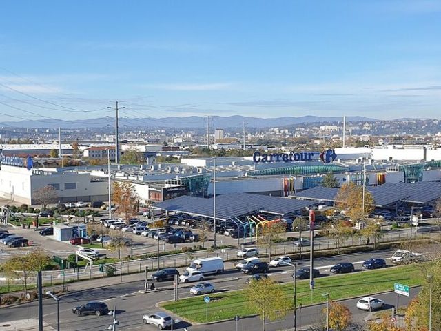Hypermarche Carrefour de Venissieux, site de naissance du logo en 1966