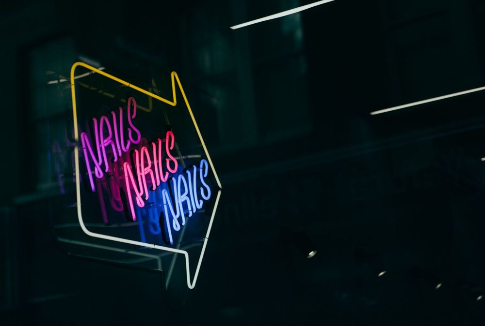 Enseigne lumineuse allumée sur une façade de commerce