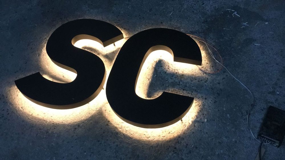 Lettres rétroéclairées LED sur surface, effet lumineux