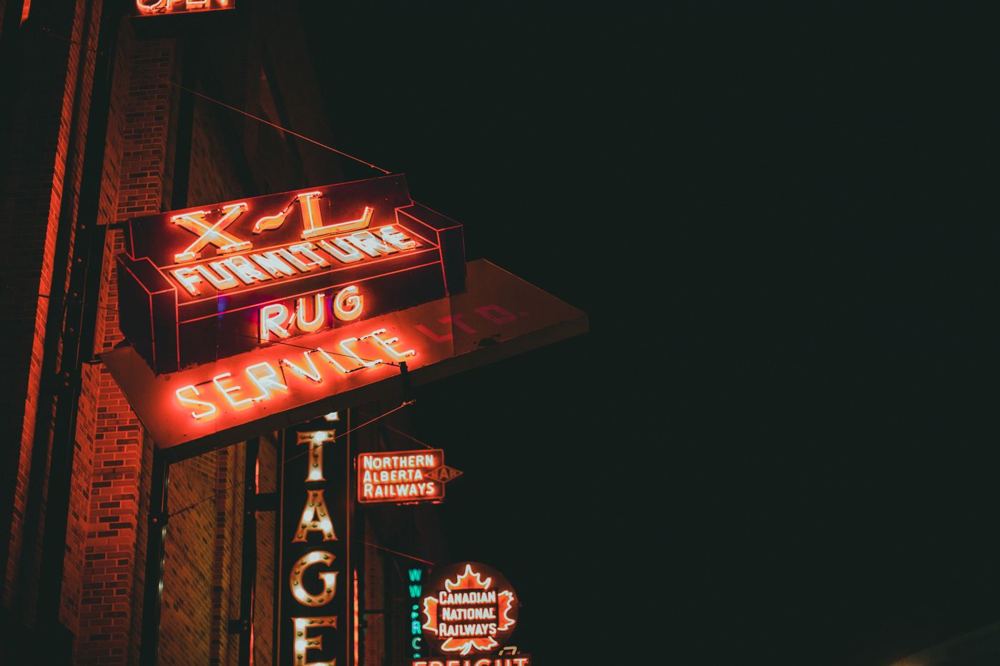 Enseignes néon colorées de magasins vintage dans une rue
