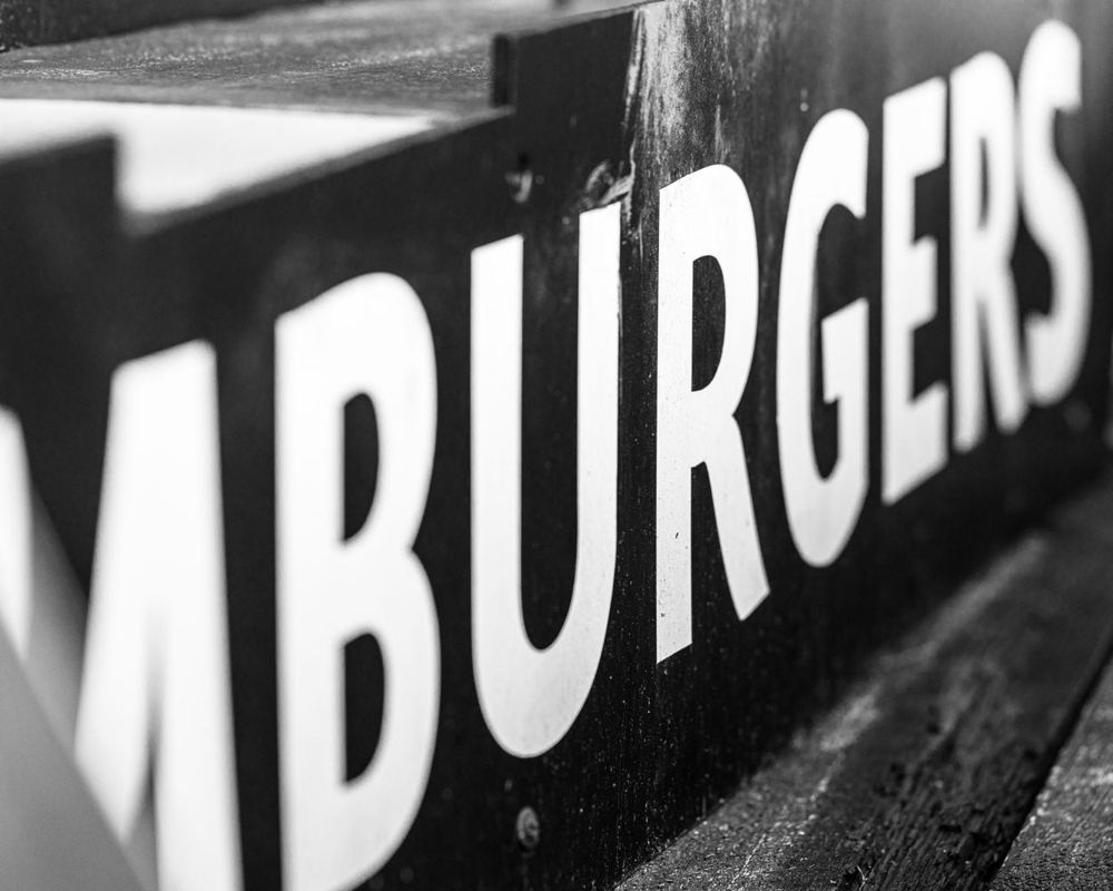Enseigne monochrome avec typographie à fort contraste