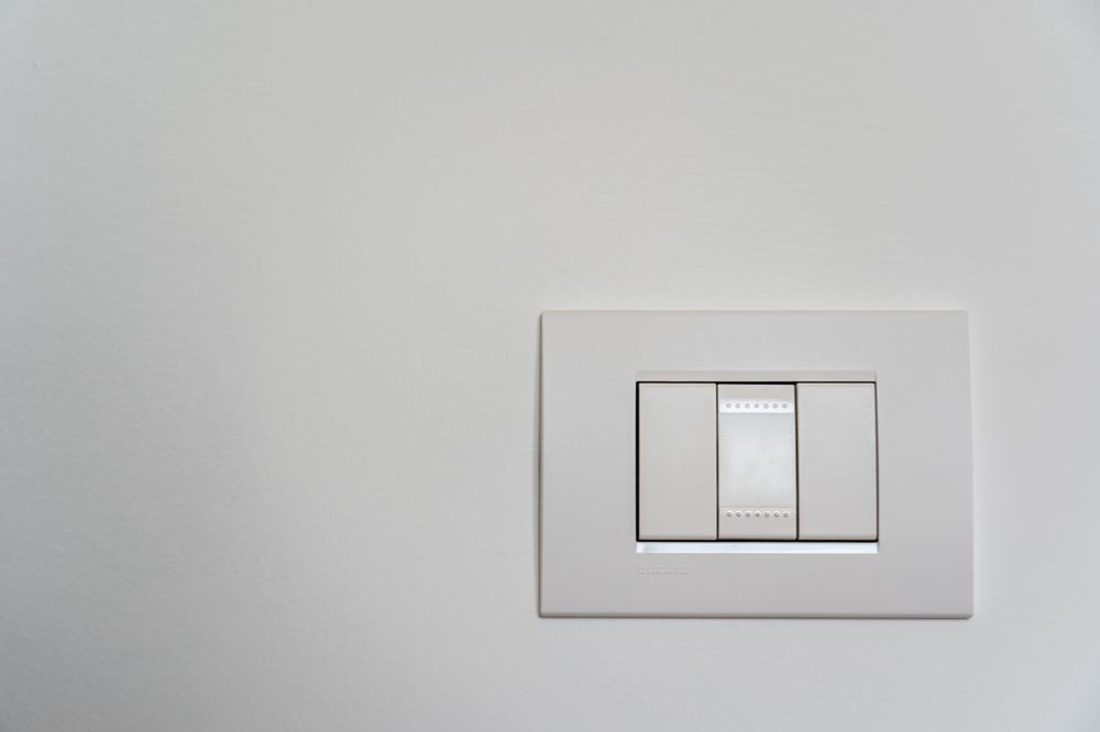 Interrupteur électrique moderne sur un mur blanc