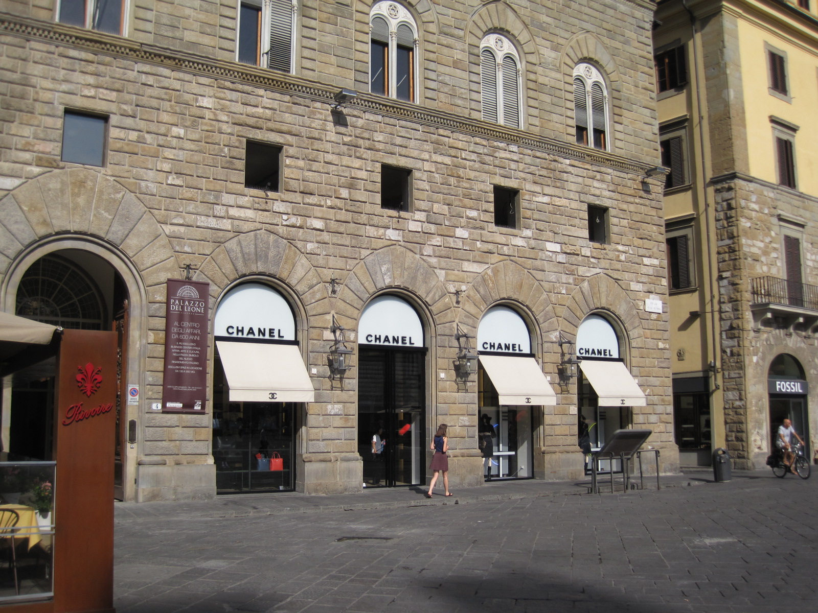 Boutique CHANEL piazza della Signoria à Florence, vitrine et enseigne sur rue