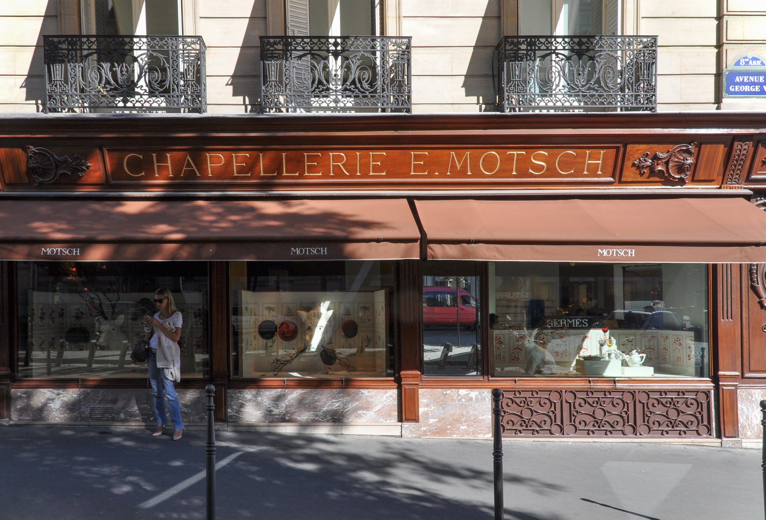 Façade de la boutique Hermès avenue George-V à Paris, vitrine et enseigne de la maison