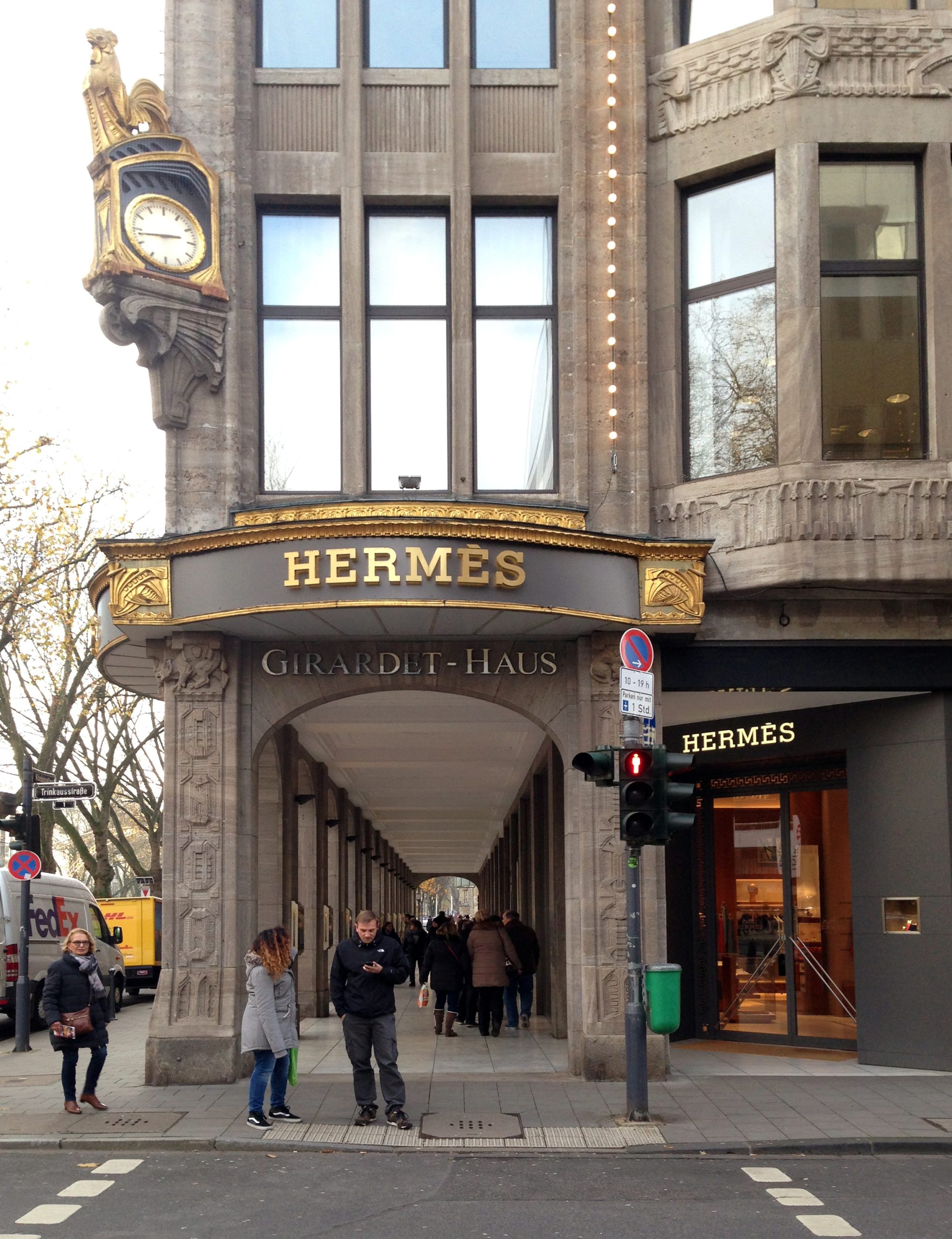 Boutique Hermès Königsallee à Düsseldorf, vitrine sous les arcades du Girardethaus