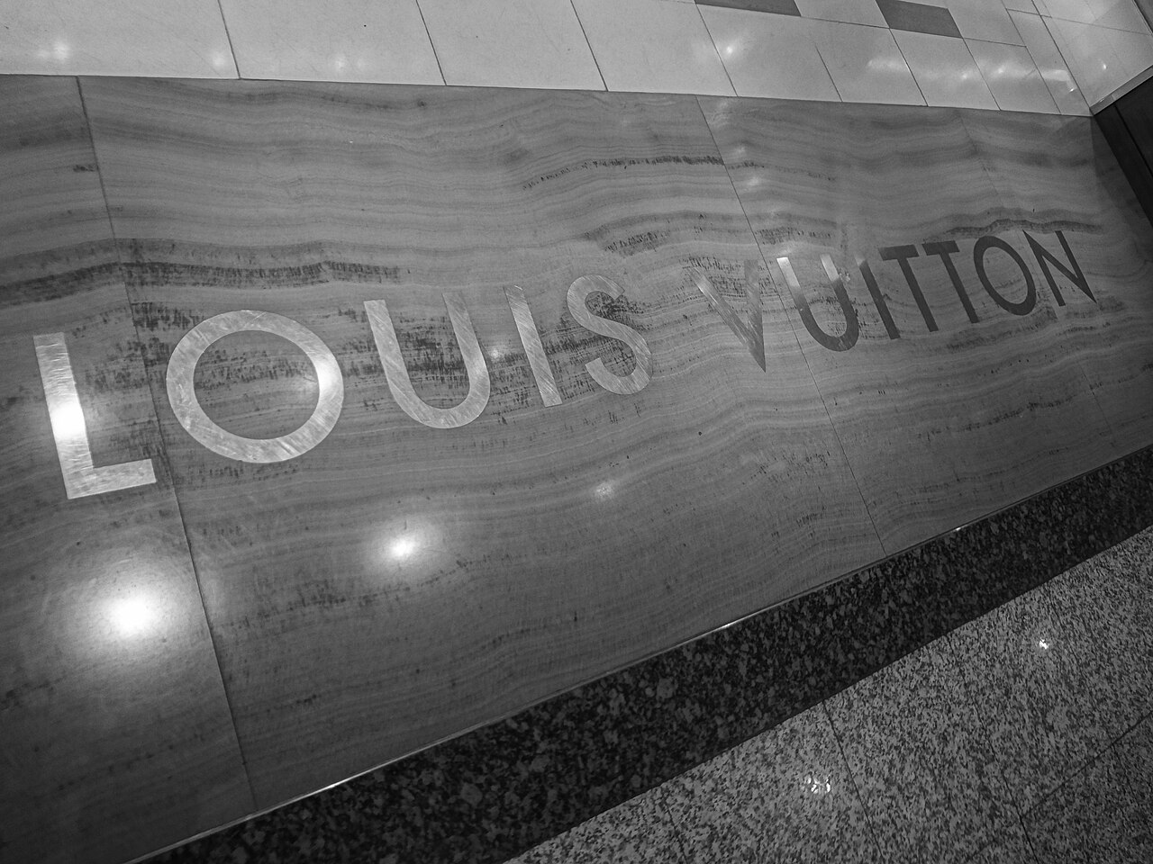 Sigle Louis Vuitton incrusté au sol à l'entrée d'une boutique à Madrid