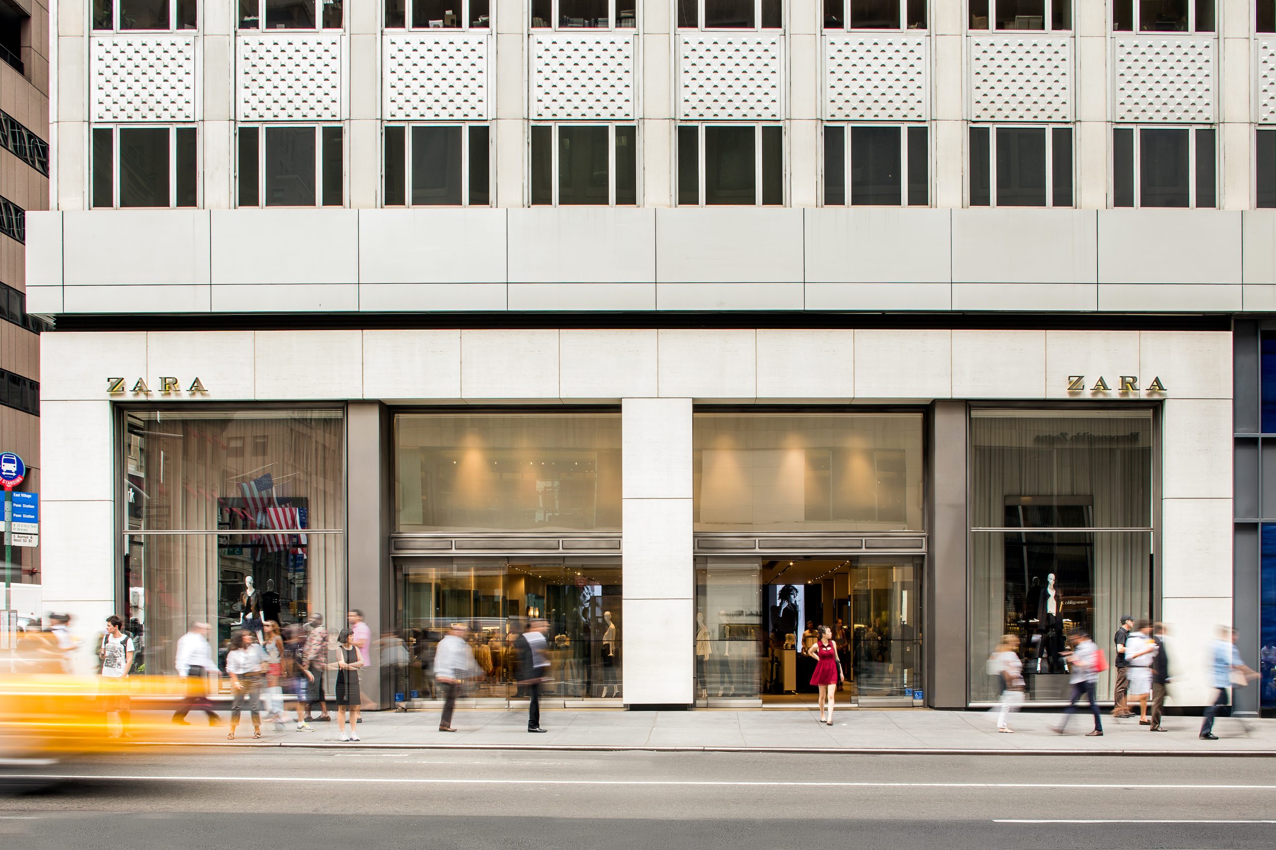Façade du magasin Zara sur la Cinquième Avenue à New York, enseigne en lettres capitales au-dessus des vitrines
