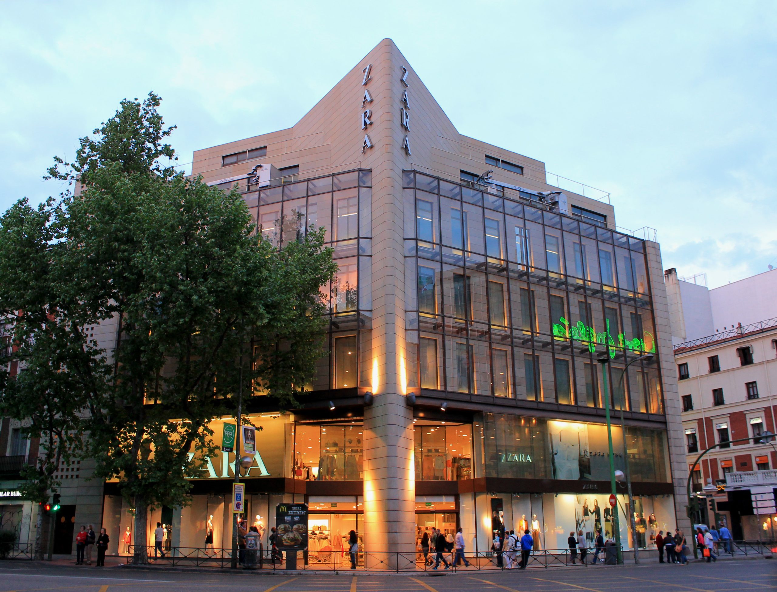 Enseigne Zara en lettres capitales verticales à l'angle d'un magasin à Madrid, au crépuscule