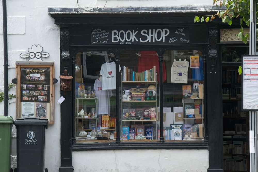 Façade de petit commerce avec vitrine et devanture