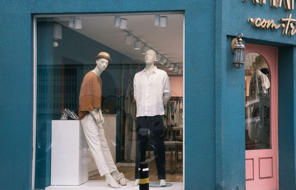 Vitrine de boutique de mode avec mannequins habillés