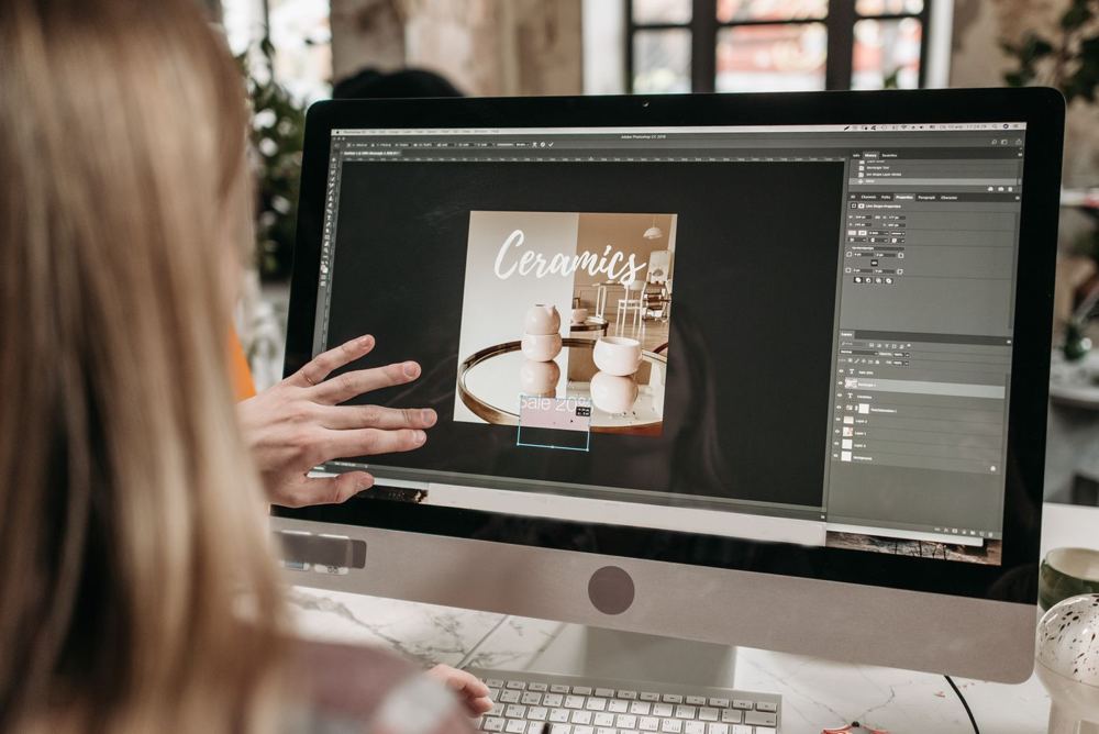 Graphiste préparant un visuel sur ordinateur avant impression