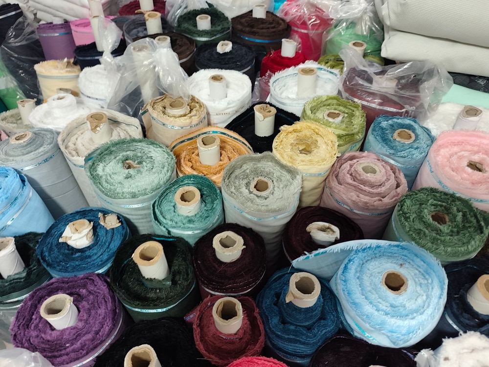 Rouleaux de tissu colorés présentés en boutique textile