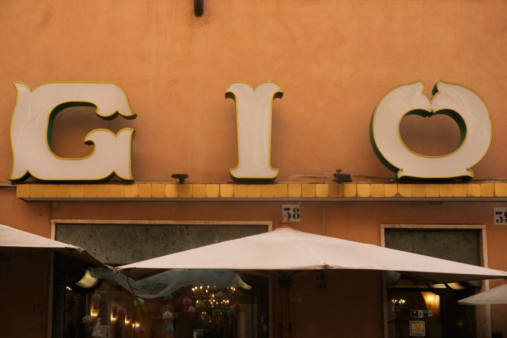 Lettres découpées fixées sur façade avec éclairage chaud