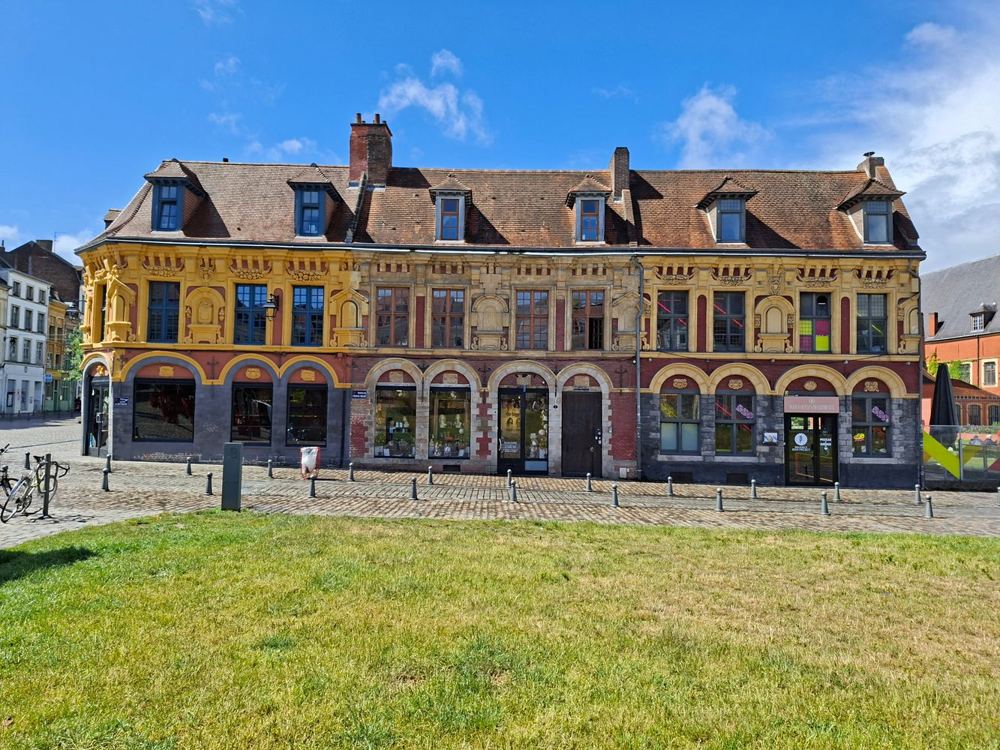 Bâtiment de style flamand sur une place du Vieux-Lille