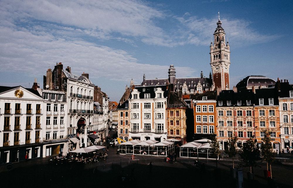 Grand Place de Lille avec façades colorées sous ciel bleu