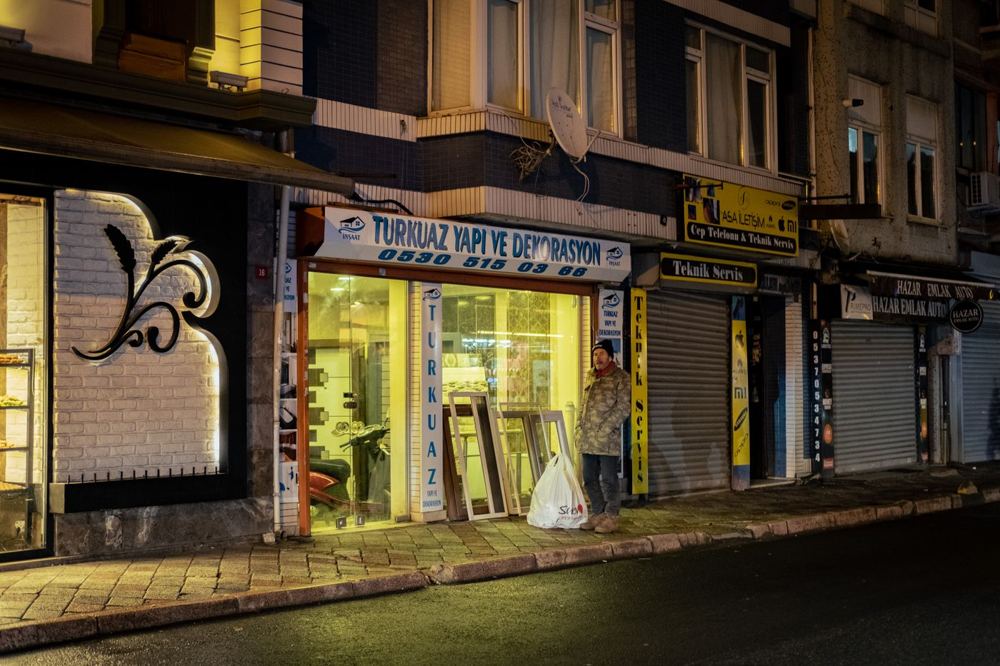 Vitrine de commerce éclairée de nuit dans une rue urbaine calme