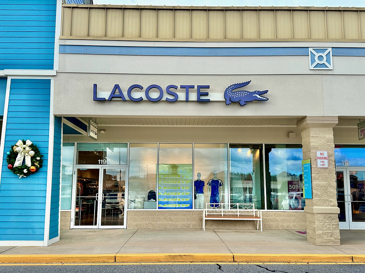 Boutique Lacoste aux États-Unis, façade avec enseigne crocodile