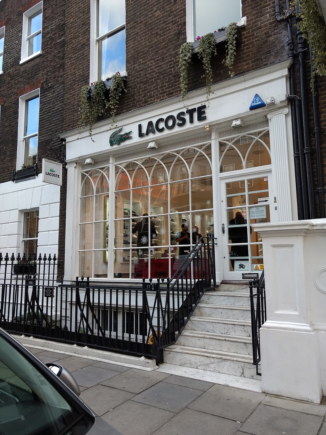 Boutique Lacoste avec enseigne crocodile, Duke Street, Londres