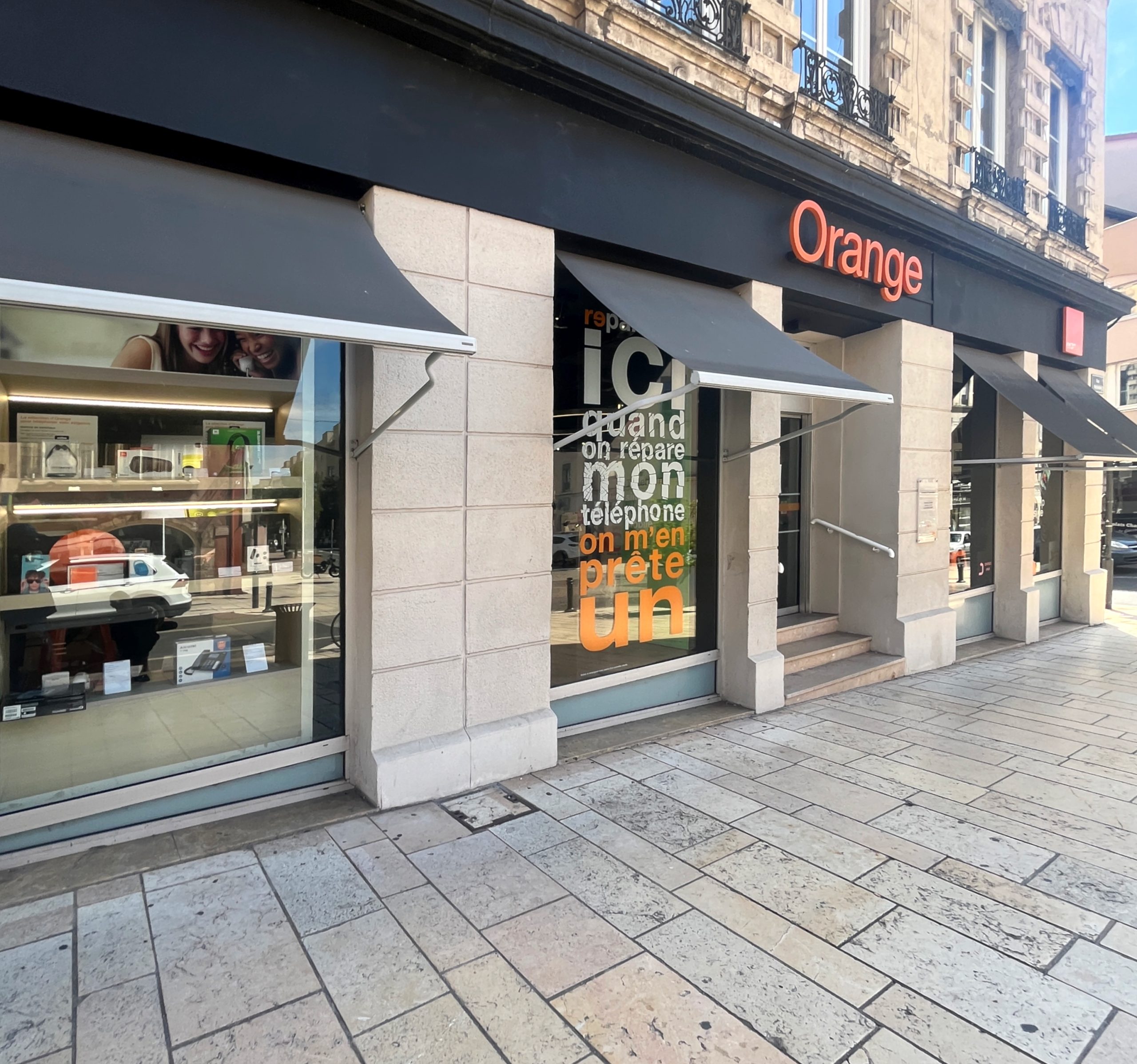 Boutique Orange avec enseigne et carré orange, Villefranche-sur-Saône