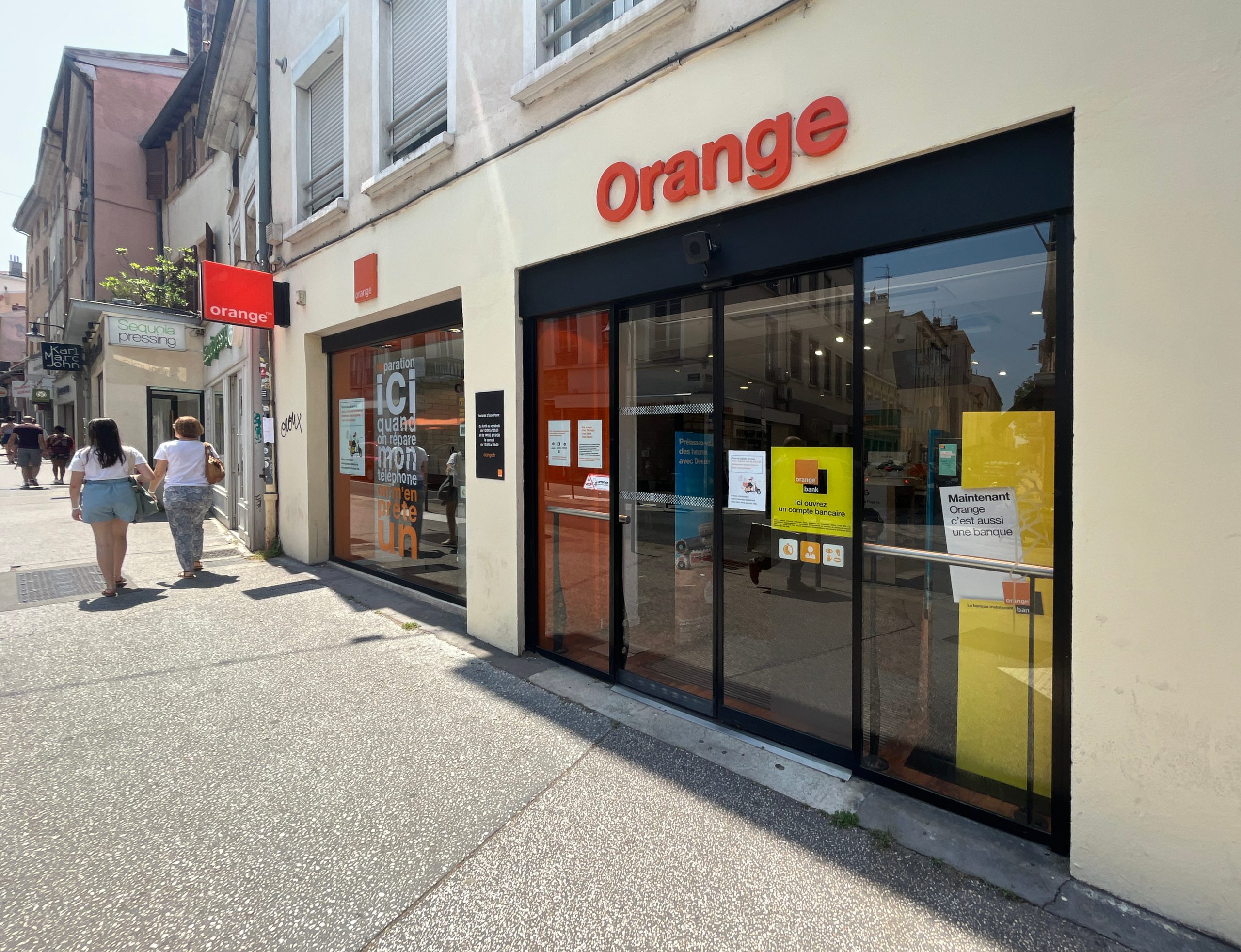 Boutique Orange rue de la Croix-Rousse à Lyon, façade et enseigne