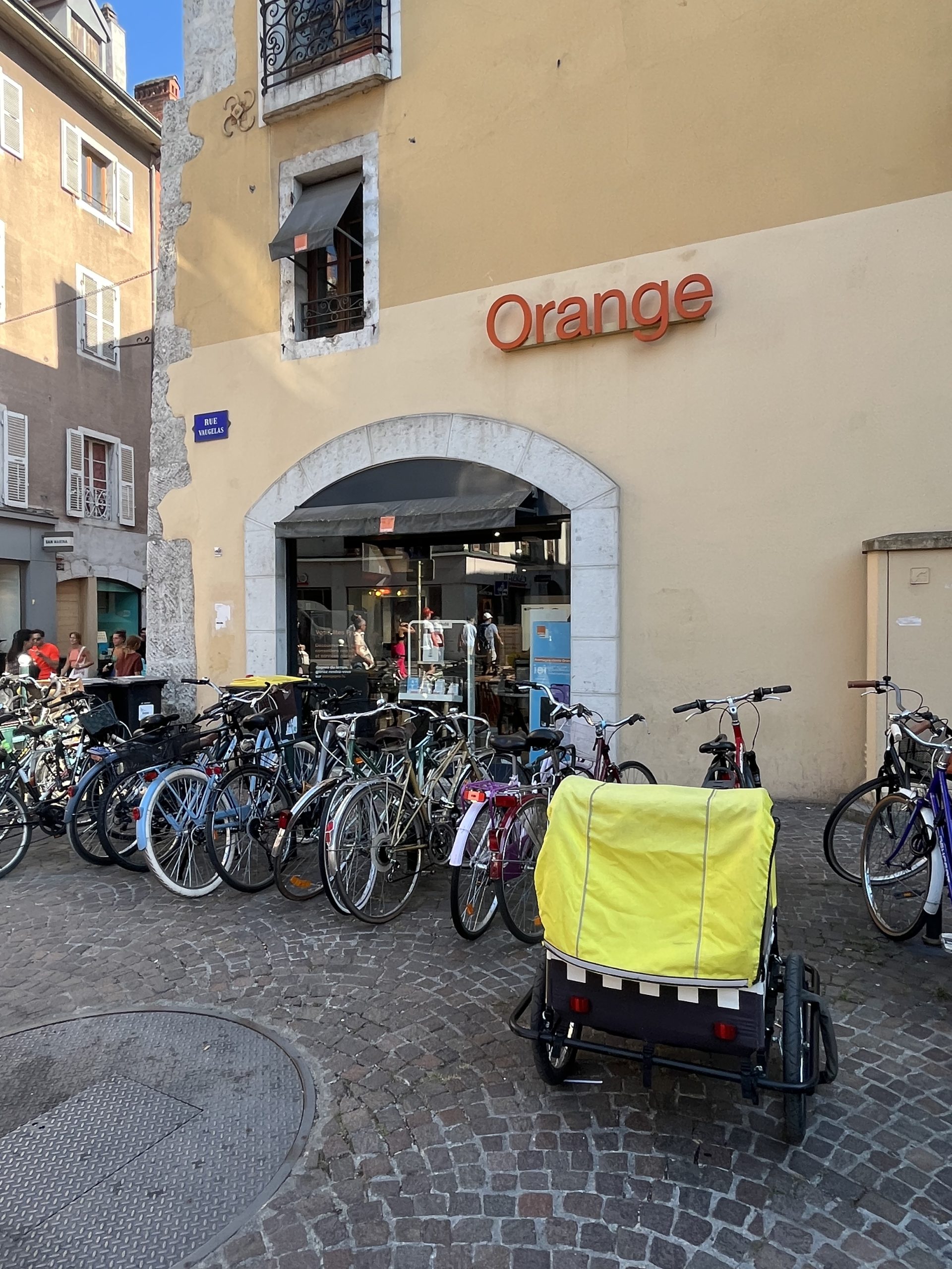 Boutique Orange à Annecy, vitrine et signalétique du carré orange
