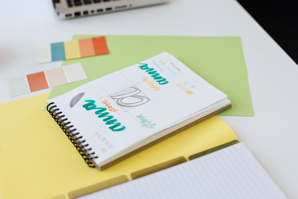 Croquis de design colorés dans un carnet avec nuancier