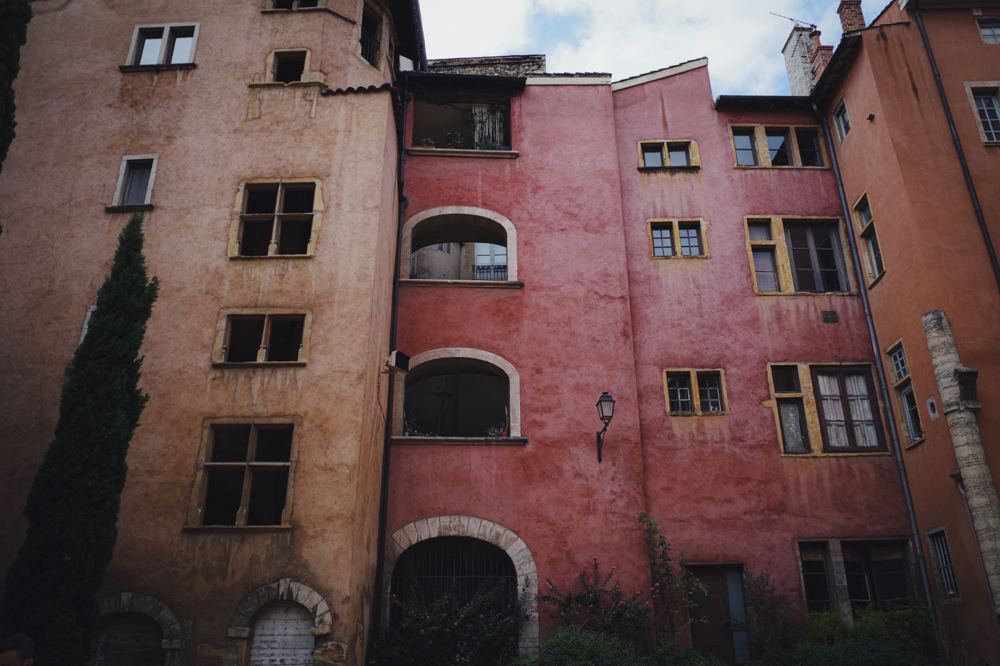 Façades colorées et historiques dans le centre de Lyon