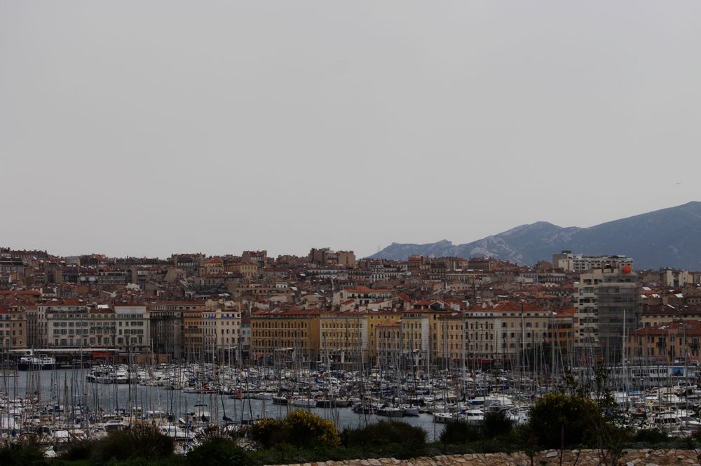 Vue du vieux port de Marseille avec bâtiments historiques et bateaux