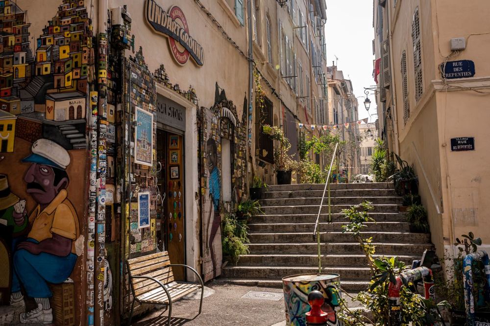 Rue étroite ensoleillée du centre ancien de Marseille