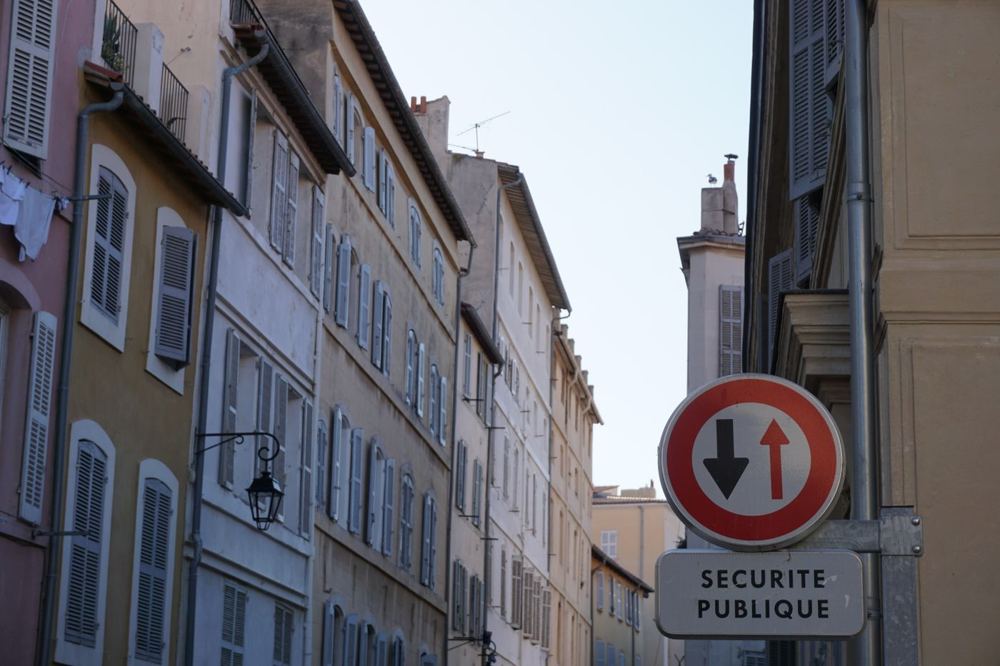 Façade historique avec panneau public à Marseille
