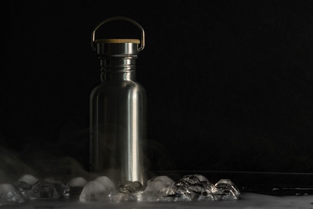 Gourde en acier inoxydable entourée de glaçons