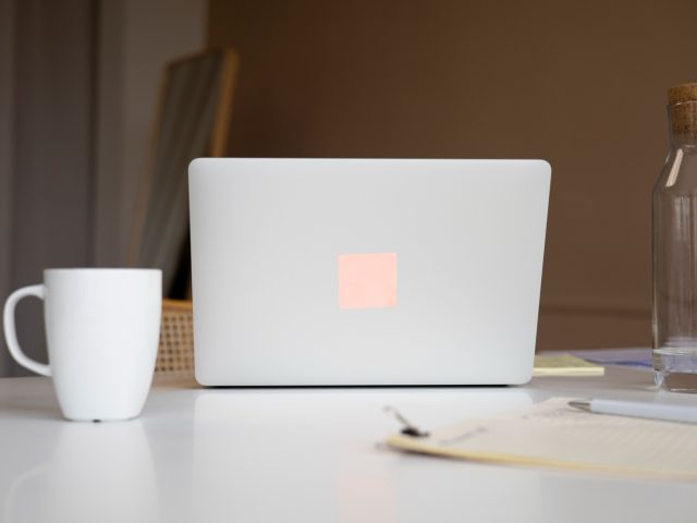 Enseigne, vitrine… et après ? Le mug personnalisé comme troisième support