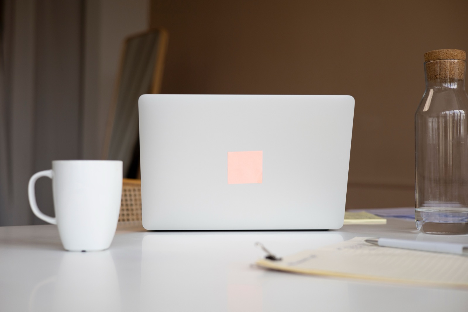 Enseigne, vitrine… et après ? Le mug personnalisé comme troisième support