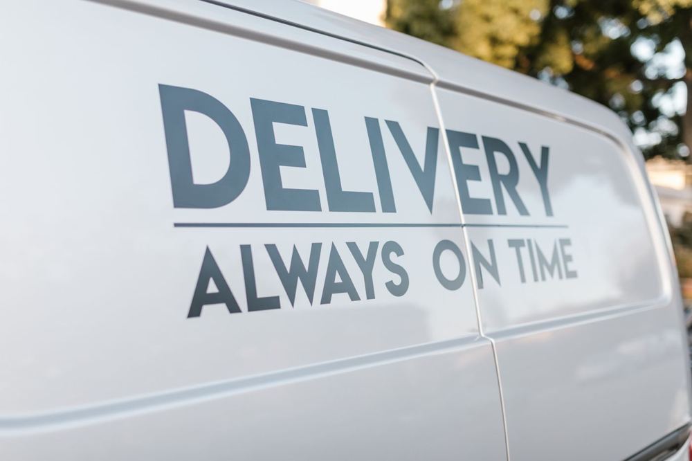 Camionnette utilitaire avec marquage publicitaire et slogan