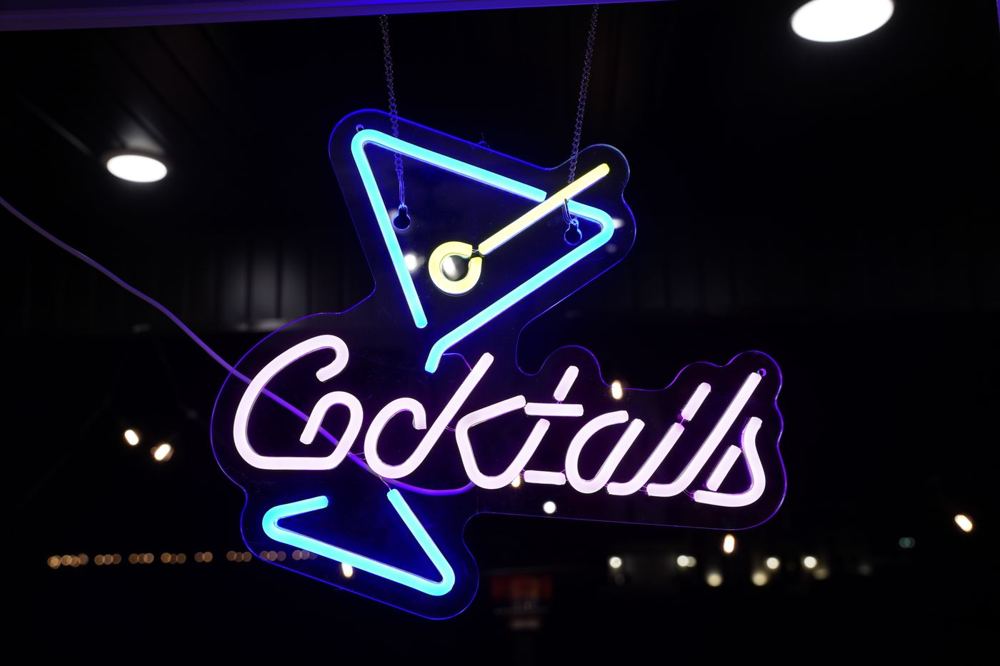 Enseigne néon lumineuse affichant le mot Cocktails