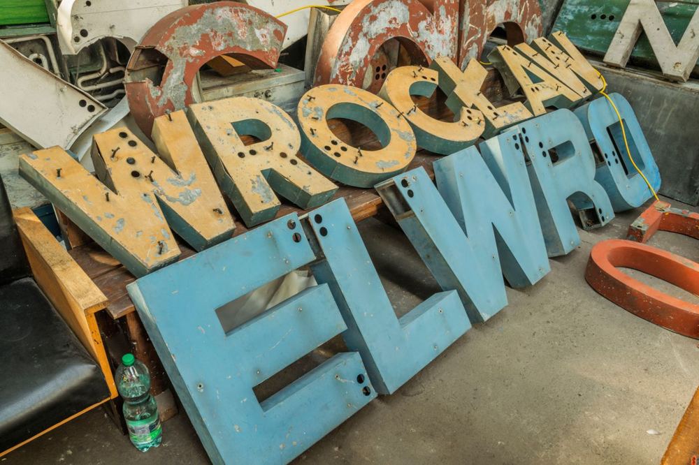 Collection de lettres néon usagées dans un atelier industriel
