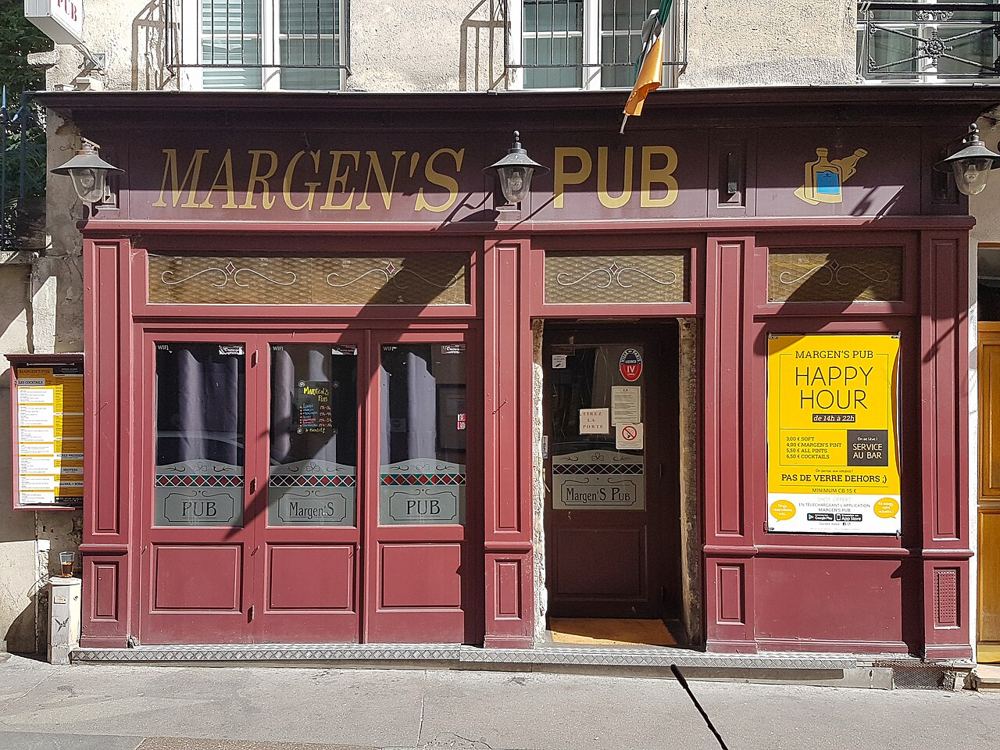 Devanture d’un commerce rue Mouffetard à Paris avec son enseigne
