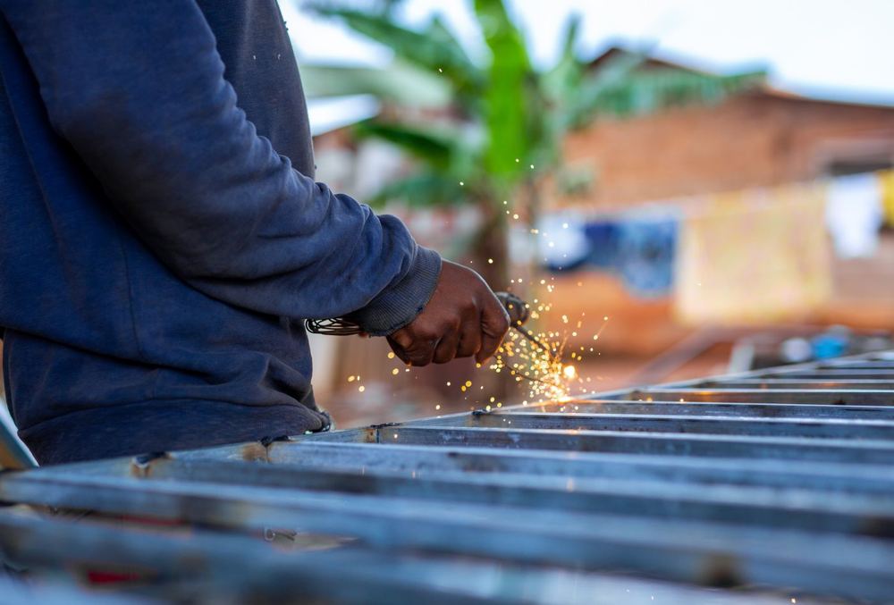 Soudure métallique en extérieur avec étincelles
