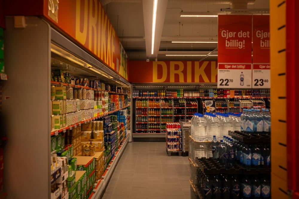 Rayon coloré de supermarché avec signalétique de promotion